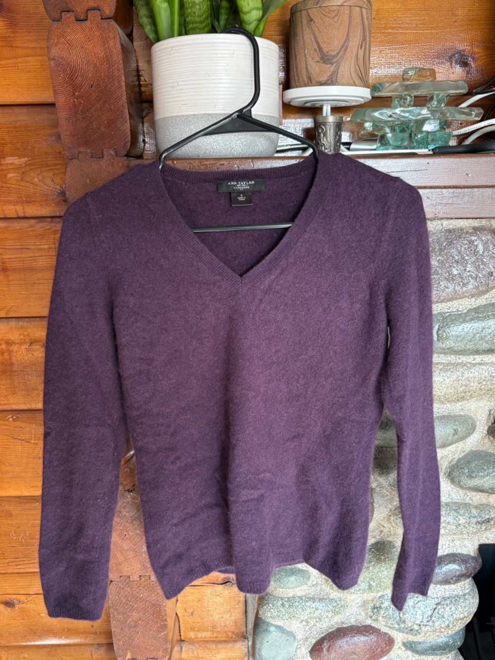 Ann Taylor 100% Cashmere V-Neck Sweater - Retired Purple - size Small